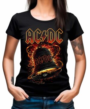 Osoba ubrana w czarną koszulkę damską ACDC "Hells Bells burning" z dużym płonącym dzwonem i żółto-pomarańczowym logo zespołu.