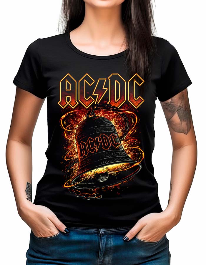 tshirt-damski-czarny-acdc-hells-bells-burning Osoba ubrana w czarną koszulkę damską ACDC "Hells Bells burning" z dużym płonącym dzwonem i żółto-pomarańczowym logo zespołu.
