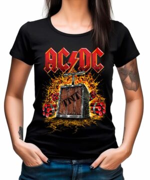 Kobieta ubrana w koszulkę damską ACDC "TNT Explosion" - czarną koszulkę z napisem AC/DC, drewnianą skrzynią, laskami dynamitu i grafiką iskier elektrycznych z przodu.
