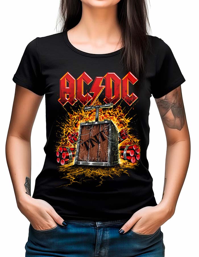 tshirt-damski-czarny-acdc-tnt-explosion Kobieta ubrana w koszulkę damską ACDC "TNT Explosion" - czarną koszulkę z napisem AC/DC, drewnianą skrzynią, laskami dynamitu i grafiką iskier elektrycznych z przodu.