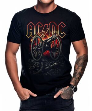 Ubrany w koszulkę ACDC "About to Rock Cannon" z odważną grafiką armaty i żółto-czerwonym napisem, osoba ta ma widoczne tatuaże na ramieniu i zegarek.