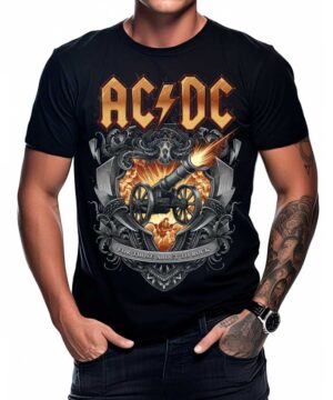 Ktoś ma na sobie koszulkę ACDC "About to Rock Ornaments" z czarnym wzorem z płonącym działem i napisem "For Those About to Rock".