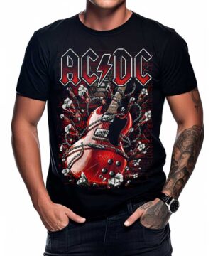 Mężczyzna ubrany w czarną koszulkę ACDC "High Voltage guitar" z czerwoną gitarą elektryczną i zniszczonymi elementami graficznymi, obie ręce w kieszeniach.