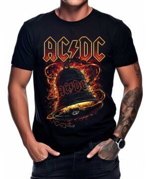 Osoba nosząca czarną koszulkę ACDC "Hells Bells burning" z dużą grafiką płonącego dzwonu i odważnym logo zespołu.