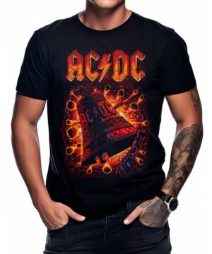 Osoba nosząca koszulkę męską ACDC "Hells Bells Red" z odważną grafiką dużego ognistego dzwonu z łańcuchami i płomieniami.