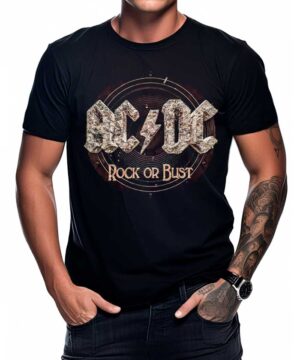 Osoba ubrana w koszulkę ACDC "Rock or Bust" pokazuje tatuaże na jednym ramieniu i nosi czarny zegarek.