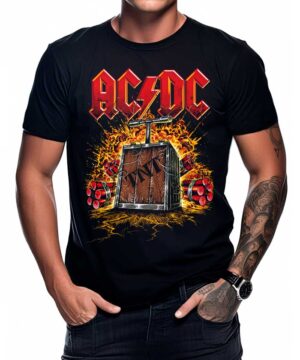 Osoba nosząca czarną koszulkę męską ACDC "TNT Explosion" ze wzmacniaczem gitarowym, dynamitem, elektryzującą grafiką i odważnym czerwonym logo AC/DC u góry.