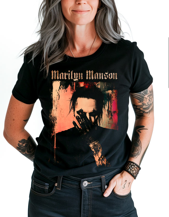 tshirt-muzyczny-damski-marilyn-manson-eye Czarna koszulka muzyczna MARILYN MANSON "Eye" z abstrakcyjnym portretem artysty, prezentowana przez kobietę z siwymi włosami.