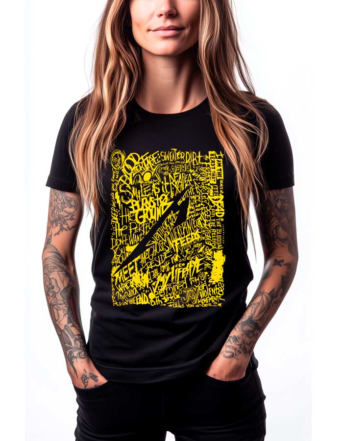 tshirt-muzyczny-koncertowy-damski-metallica-72-lyric Czarna koszulka damska METALLICA "M72 Lyric" z żółtym, ozdobnym nadrukiem graficznym. Modelka stoi na białym tle.