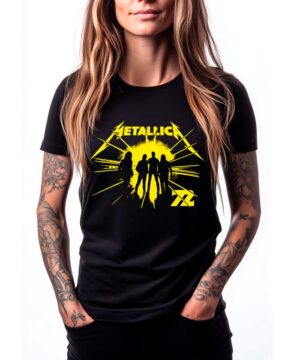 Czarna koszulka METALLICA "72 Seasons strobe" z żółtym nadrukiem sylwetki zespołu i logo, prezentowana przez osobę z tatuażami.
