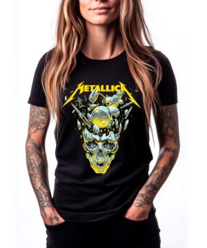 Czarna koszulka muzyczna METALLICA "72 Seasons Tour" z dużą żółtą grafiką czaszki, noszona przez kobietę z tatuażami.