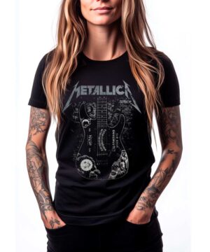 Czarna koszulka METALLICA "Hammett Ouija Guitar" z nadrukiem gitary, prezentowana przez osobę z długimi włosami i tatuażami.