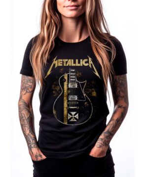 Czarna koszulka METALLICA "Hetfield Iron Cross Guitar" na kobiecie z tatuażami, dłonie w kieszeniach, białe tło.