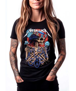 Czarna koszulka METALLICA "All within my hands skull" z kolorową czaszką i kwiatami, damska, na modelce z długimi włosami i tatuażami.
