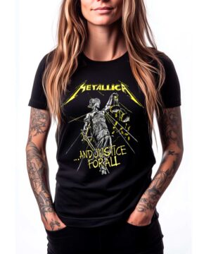 Czarna koszulka muzyczna METALLICA "And justice for all..." na kobiecie, stojącej na białym tle z rękami w kieszeniach.