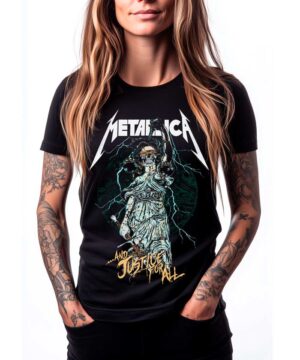 Czarna koszulka METALLICA "And Justice For All" z grafiką Lady Justice, noszona przez kobietę z długimi włosami i tatuażami.