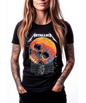 Czarna koszulka METALLICA "Atlas Rise Luke Preece" z kolorową czaszką i napisami, noszona przez osobę z tatuażami.