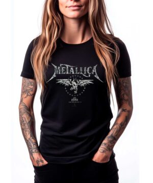 Czarna koszulka METALLICA "Est. 1981", damska, modelka z długimi włosami i tatuażami, zdjęcie na białym tle.