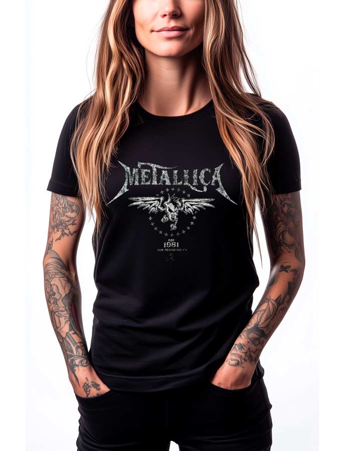 Czarna koszulka METALLICA "Est. 1981", damska, modelka z długimi włosami i tatuażami, zdjęcie na białym tle.