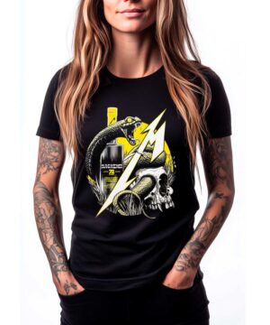 Czarna koszulka METALLICA "Blackened Snake" z grafiką węża, błyskawicy, czaszki i butelki z żółtym akcentem. Modelka.