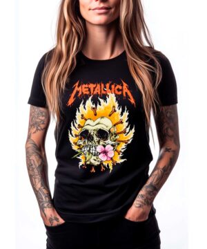 Czarna koszulka METALLICA z motywem czaszki, płomieni i kwiatów, model "Burning flower skull", noszona przez osobę.