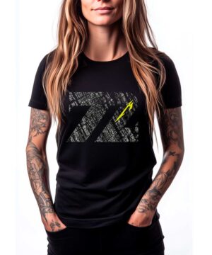 Czarna koszulka METALLICA "Charred 72" z dużym, fakturowanym Z i żółtą strzałką. Modelka z tatuażami i długimi włosami.