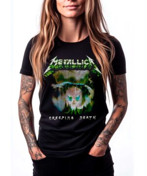 Czarna koszulka METALLICA "Creeping Death" na osobę z długimi włosami i tatuażami na ramionach, białe tło.