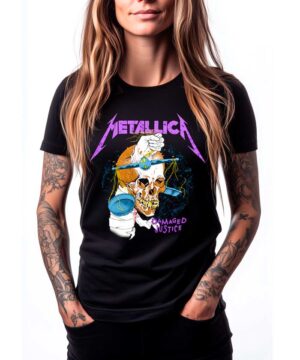 Czarna koszulka METALLICA "Damaged Justice" z nadrukiem czaszki i wagą, prezentowana przez osobę z długimi włosami i tatuażami.