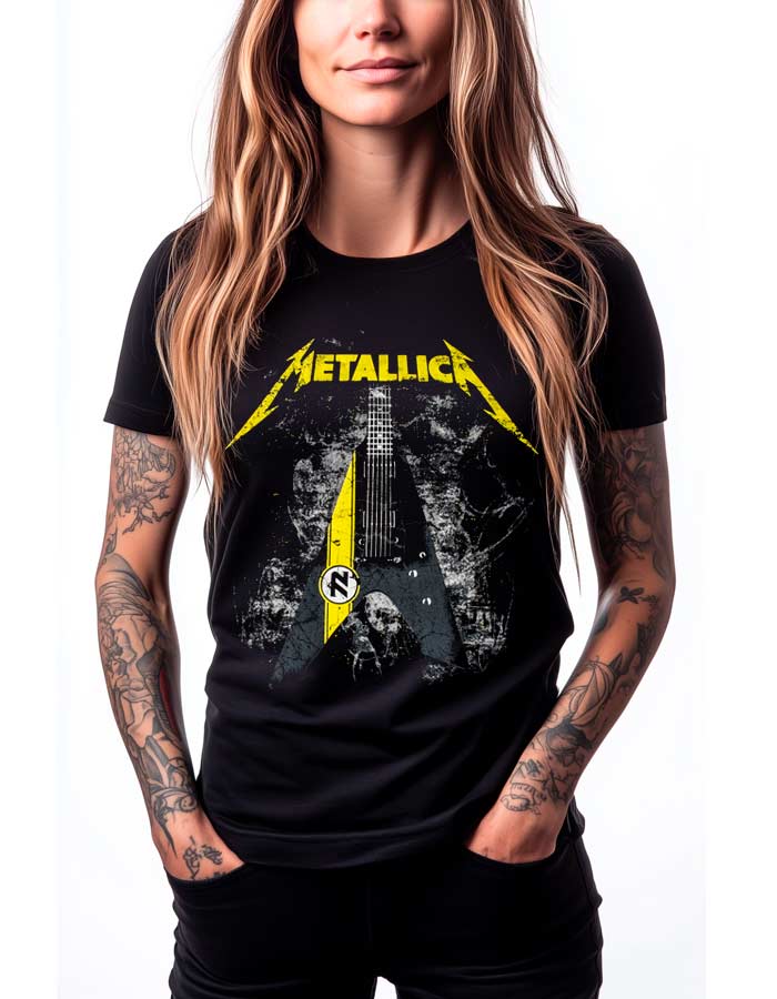 tshirt-muzyczny-koncertowy-damski-metallica-james-hetfield-72-vulture-guitar Czarna koszulka METALLICA "James Hetfield 72 Vulture Guitar" z żółto-szarym nadrukiem, prezentowana przez osobę z tatuażami.