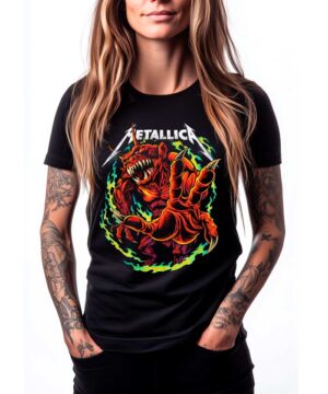 Czarna koszulka METALLICA "Jump in the fire flaming" z wyrazistą grafiką potwora, noszona przez kobietę z długimi włosami i tatuażami.