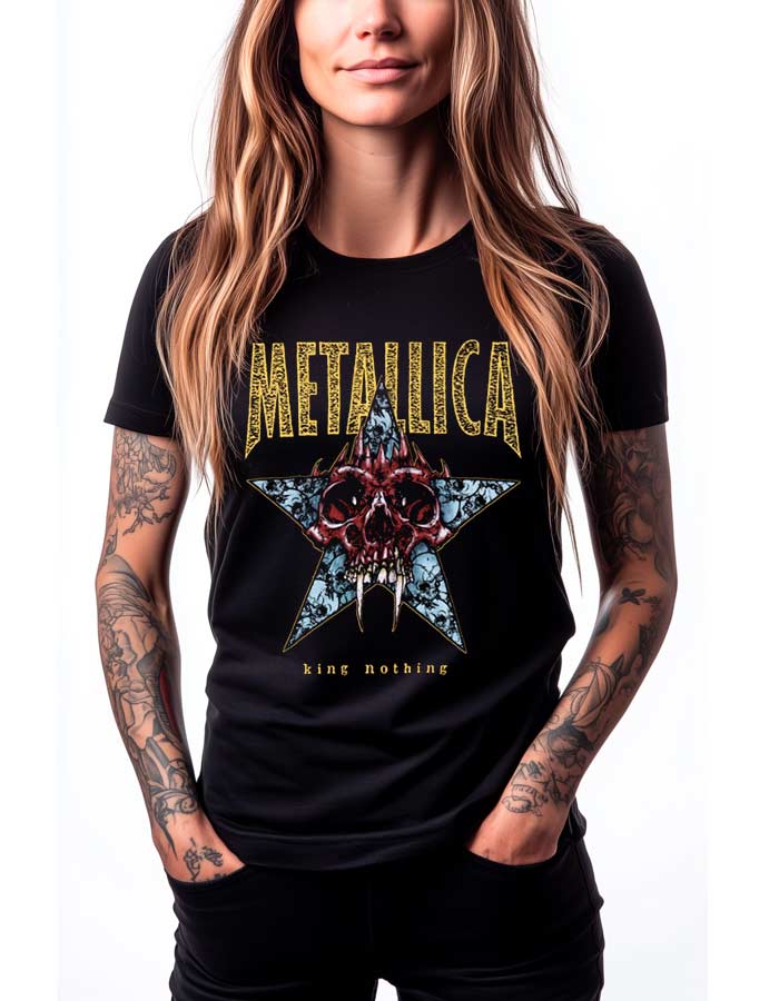 tshirt-muzyczny-koncertowy-damski-metallica-king-nothing Czarna koszulka METALLICA "King Nothing" z nadrukiem gwiazdy i czaszki, zaprezentowana przez osobę z długimi włosami i tatuażami.