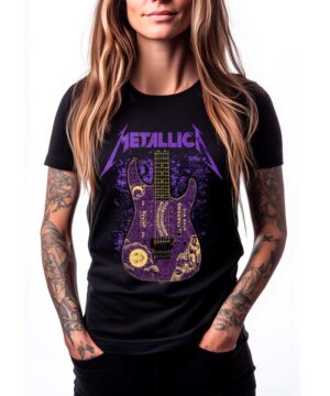 Czarna koszulka METALLICA z fioletowo-złotą grafiką gitary elektrycznej, prezentowana przez kobietę z długimi włosami i tatuażami.