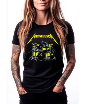 Czarna koszulka METALLICA z żółtym logo zespołu oraz grafiką perkusji "Lars Ulrich M72", model unisex, ręce w kieszeniach.