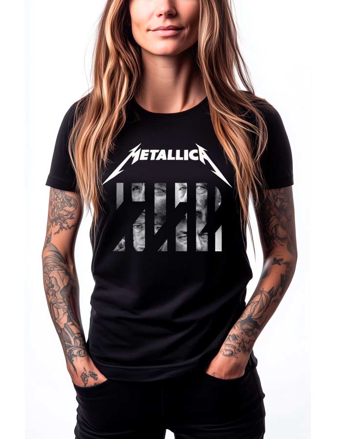 Czarna koszulka METALLICA "M72 faces" na osobę z długimi włosami i tatuażami, tło białe.