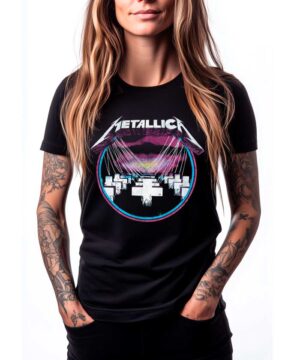 Czarna koszulka METALLICA "Master of Puppets" z kolorowym nadrukiem, prezentowana przez osobę z długimi włosami i tatuażami.