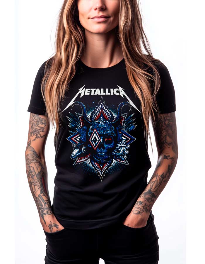 tshirt-muzyczny-koncertowy-damski-metallica-month-of-giving Czarna koszulka METALLICA "Month of giving" z niebiesko-czerwonym nadrukiem, prezentowana przez osobę z długimi włosami i tatuażami.