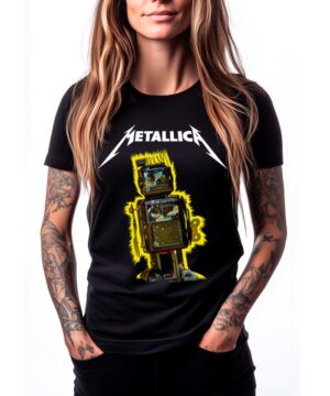 Czarna koszulka METALLICA "Robot blast" z żółtym nadrukiem robota, noszona przez kobietę z długimi włosami i tatuażami.