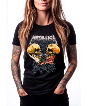 Czarna koszulka METALLICA "Sad But True" z dwoma żółtymi czaszkami, czerwonymi akcentami i napisem; widoczne tatuaże.