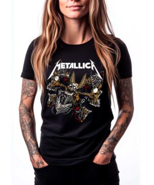 Czarna koszulka METALLICA "Skull moth" z nadrukiem czaszki, prezentowana przez osobę z długimi włosami i tatuażami.