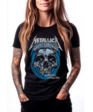 Czarna koszulka METALLICA Vertigo z nadrukiem czaszki i napisem "In Vertigo You Will Be", noszona przez kobietę z długimi włosami i tatuażami.