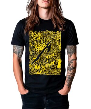 Czarna koszulka METALLICA "M72 Lyric" z żółtą grafiką i napisami, widoczna na osobie z długimi włosami i tatuażami.