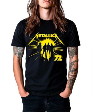 Czarna koszulka METALLICA "72 Seasons strobe" z żółtym nadrukiem i sylwetkami na froncie, prezentowana przez osobę.