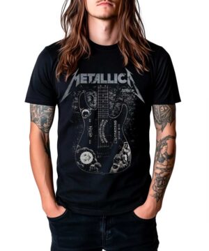 Czarna koszulka METALLICA Hammett Ouija Guitar z grafiką gitary, prezentowana przez osobę z długimi włosami i tatuażami.