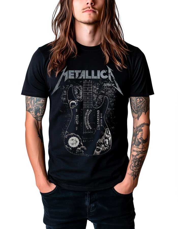 tshirt-muzyczny-koncertowy-meski-metallica-Hammett-Ouija-Guitar Czarna koszulka METALLICA Hammett Ouija Guitar z grafiką gitary, prezentowana przez osobę z długimi włosami i tatuażami.