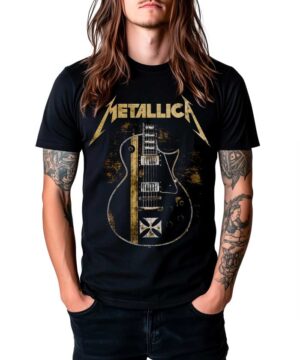 Czarna koszulka METALLICA "Hetfield Iron Cross Guitar" z nadrukiem gitary elektrycznej, noszona przez osobę z długimi włosami i tatuażami.