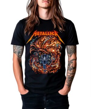 Czarna koszulka muzyczna METALLICA "All within my hands" z grafiką płonącej gitary, prezentowana przez osobę stojącą.