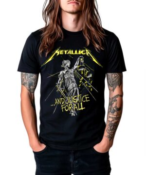 Czarna koszulka METALLICA "And justice for all..." noszona przez osobę z długimi włosami i tatuażami, ręce w kieszeniach.