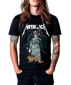 Czarna koszulka METALLICA "And justice for all... (Pinball Art)" na osobę z długimi włosami i tatuażami, ręce w kieszeniach.