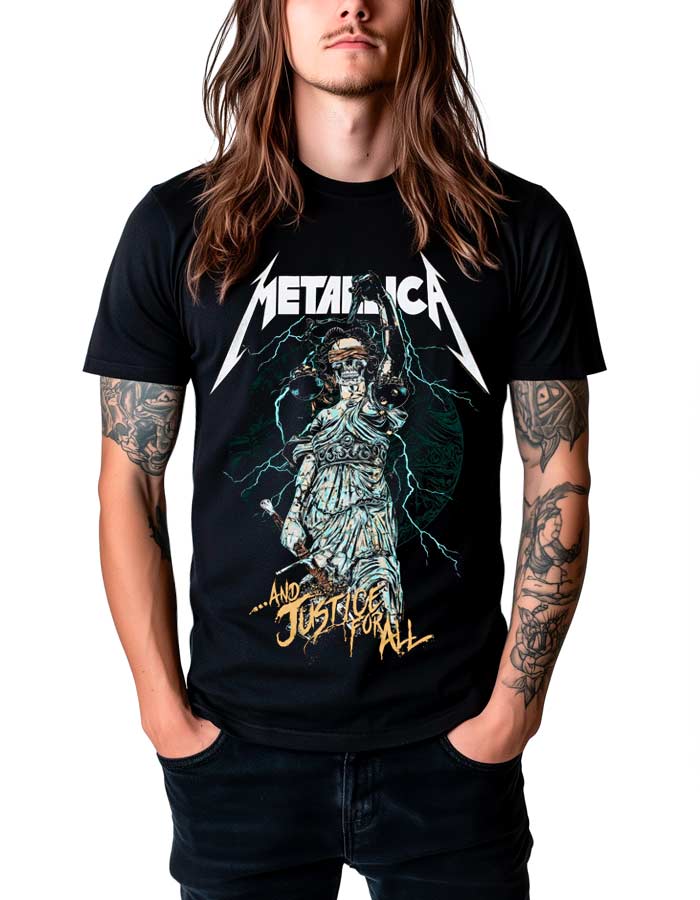 tshirt-muzyczny-koncertowy-meski-metallica-and-justice-for-all-pinball-art Czarna koszulka METALLICA "And justice for all... (Pinball Art)" na osobę z długimi włosami i tatuażami, ręce w kieszeniach.