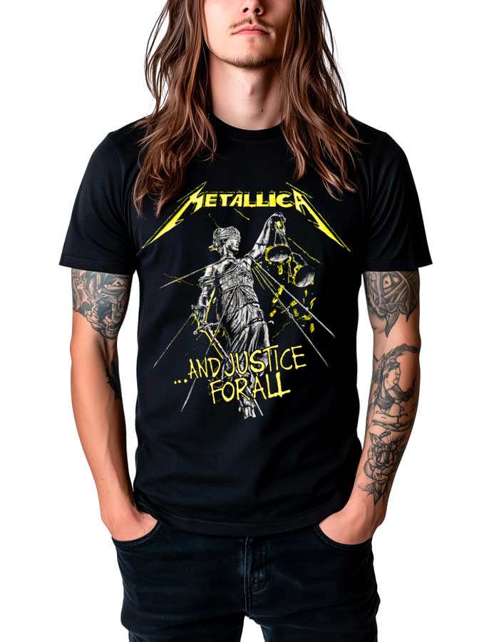 Czarna koszulka METALLICA "And justice for all..." noszona przez osobę z długimi włosami i tatuażami, ręce w kieszeniach.